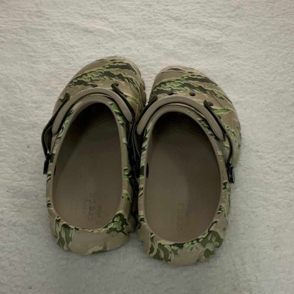 CROCS men Water Shoes in Green and Tan - Picture 4 of 5